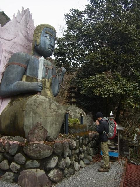 登山前に安全祈願」。滝の上にあります。